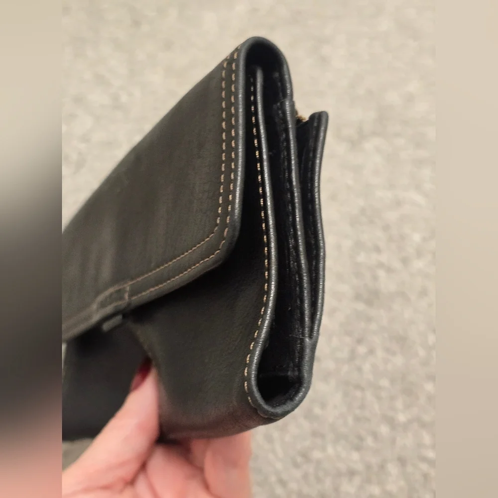 Fossil Leather Wallet Black Pockets Minimalist Simple Classic Chic Boho